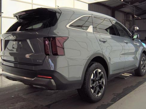 Used 2024 Kia Sorento S w/ Panoramic Sunroof Package image 4