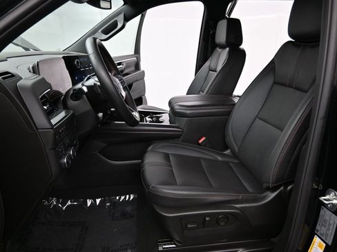 Used 2025 Chevrolet Suburban RST image 11