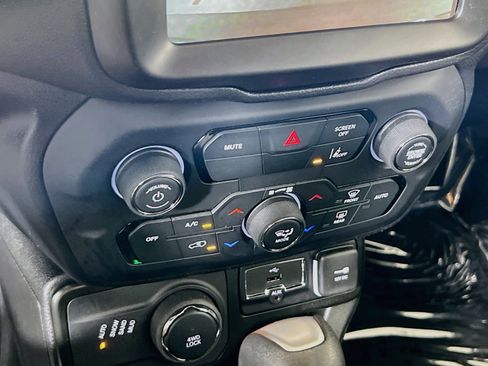 Used 2023 Jeep Renegade Latitude AWD/4WD image 16