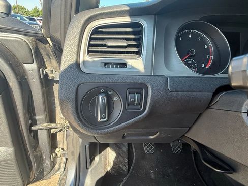 Used 2015 Volkswagen Golf S image 22