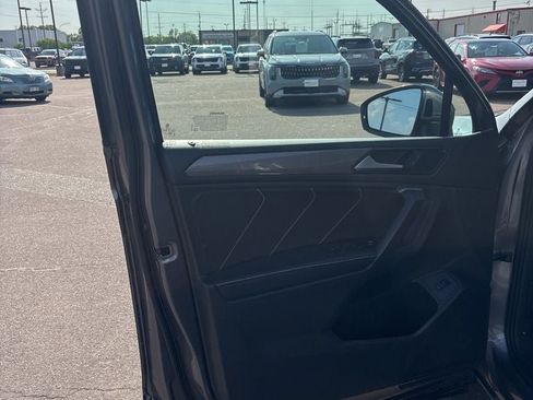 Used 2024 Volkswagen Tiguan SE w/ Panoramic Sunroof Package AWD/4WD image 11