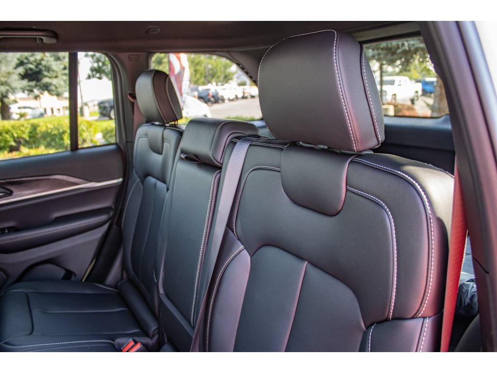 New 2026 Jeep Grand Cherokee Limited AWD/4WD image 18