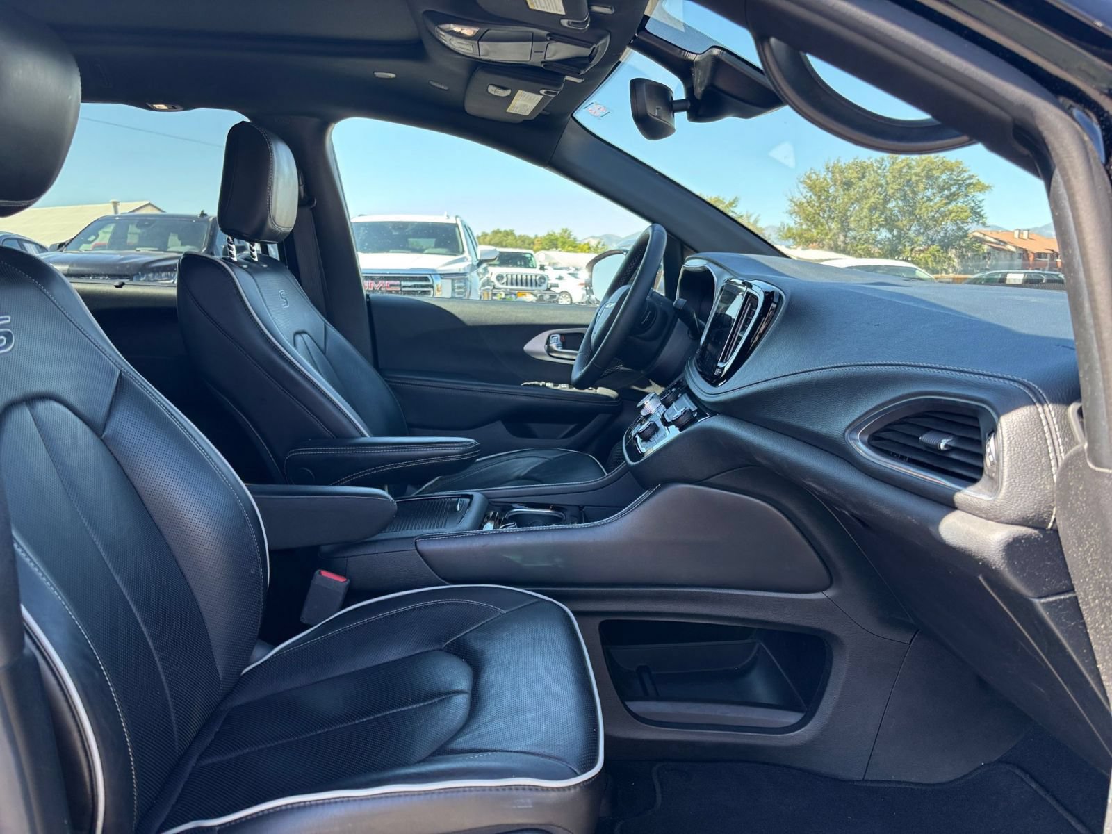 Used 2025 Chrysler Pacifica Limited FWD image 40