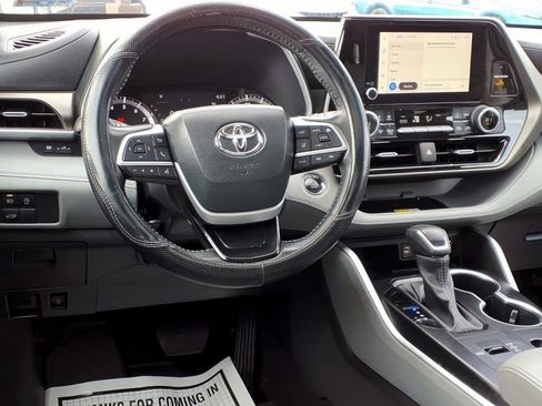 Certified 2023 Toyota Highlander L image 12