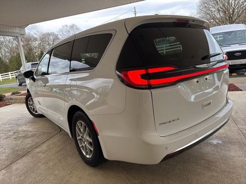 Used 2025 Chrysler Pacifica Select FWD image 10