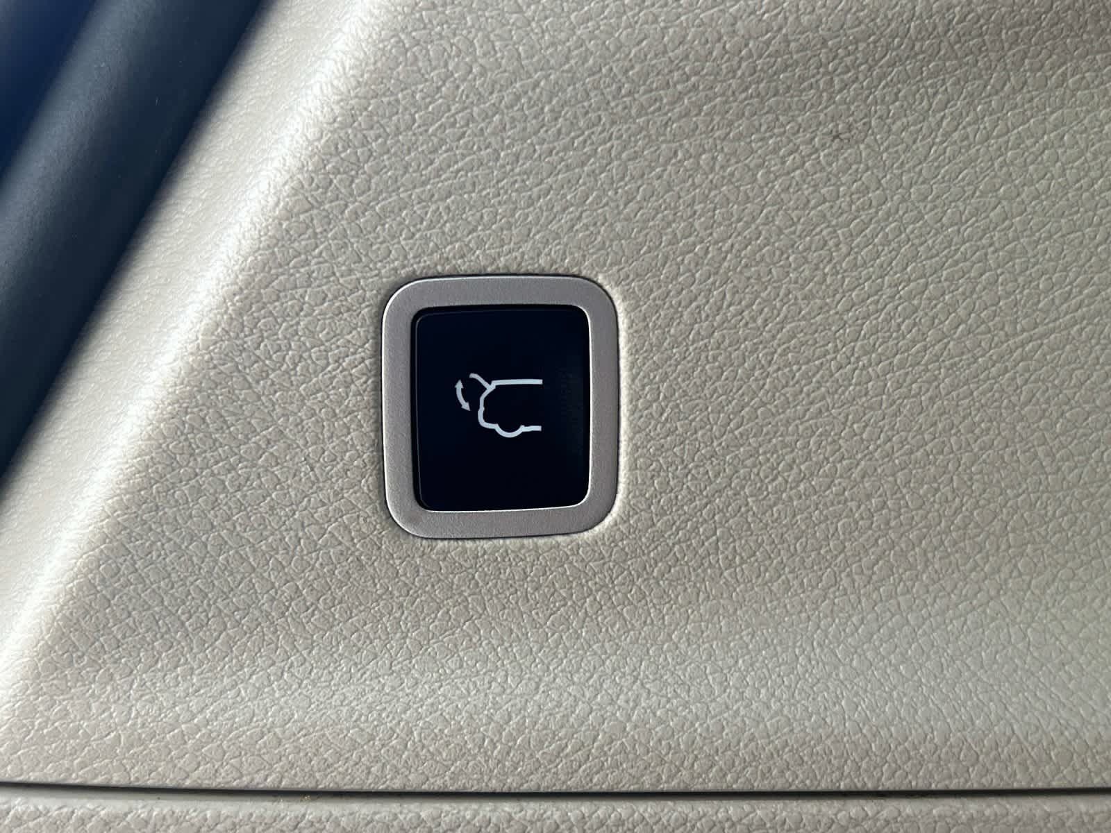 Used 2024 Chrysler Pacifica Touring-L FWD image 17