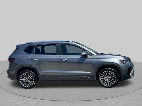 Used 2025 Volkswagen Taos SE FWD image 6