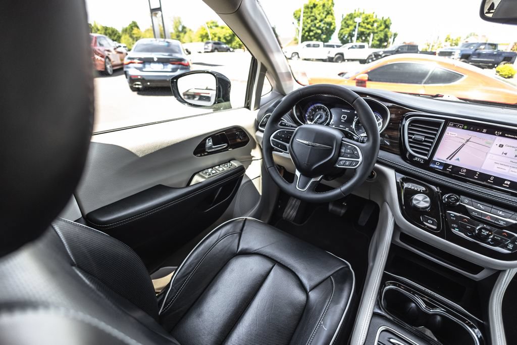 Used 2024 Chrysler Pacifica Limited FWD image 21