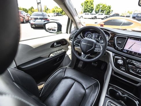 Used 2024 Chrysler Pacifica Limited FWD image 21