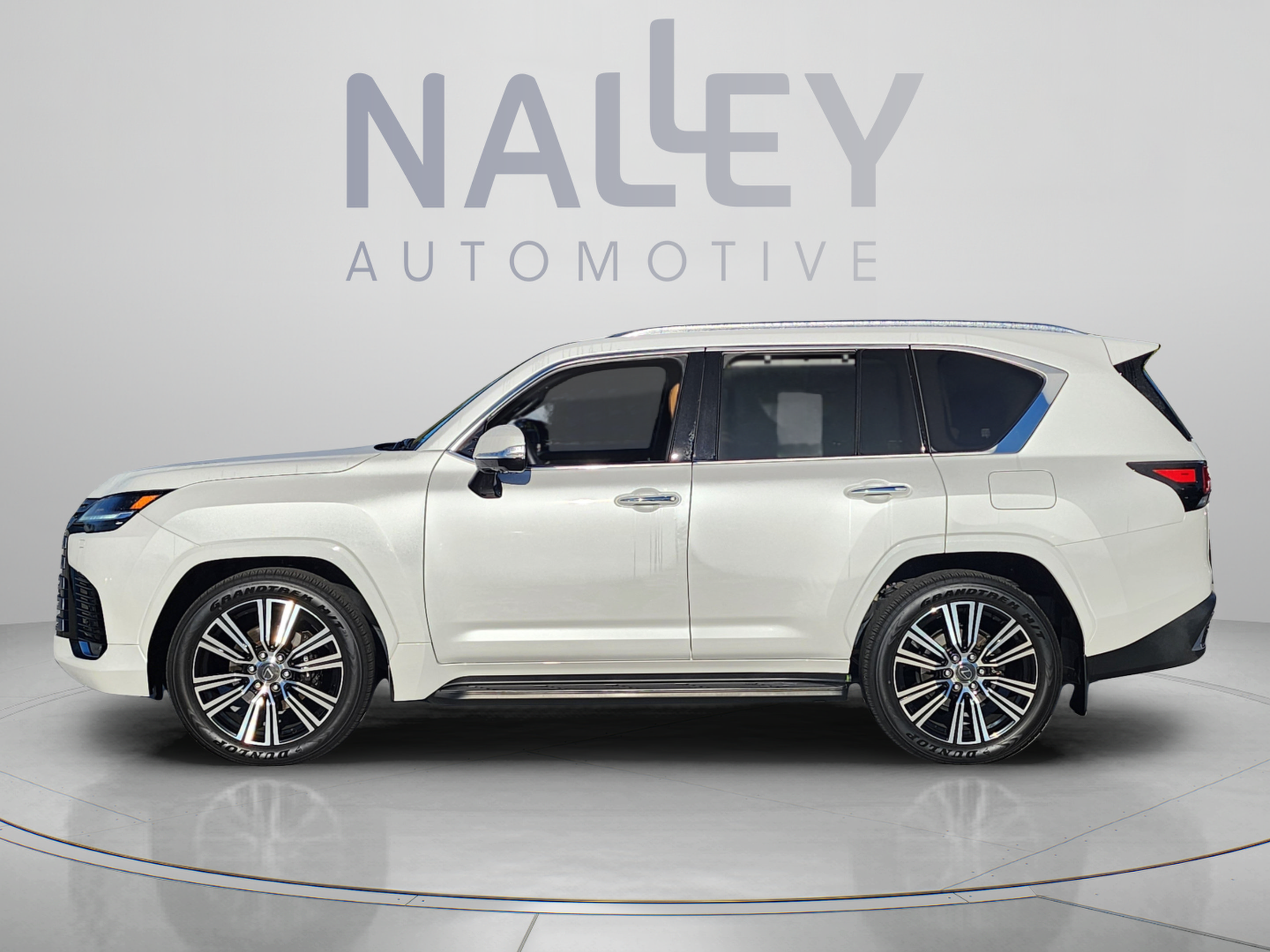 Used 2025 Lexus LX 600 4WD w/ Accessory Package (2T) image 2