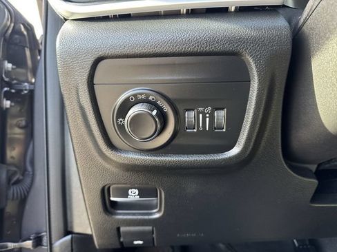 Used 2023 Jeep Grand Cherokee Laredo w/ Luxury Tech Group I AWD/4WD image 17
