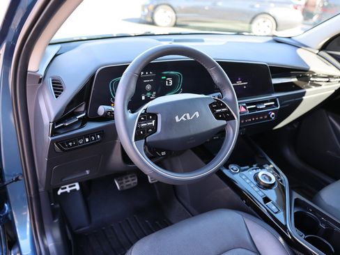 Used 2024 Kia Niro SX Touring image 17