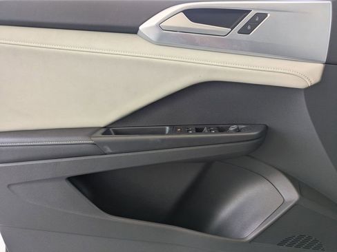 Used 2025 Volkswagen Taos SE image 11