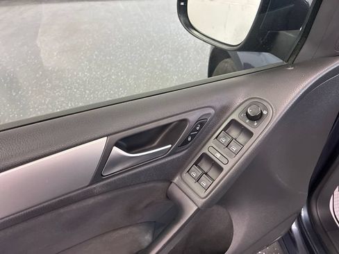 Used 2011 Volkswagen Golf 4-Door FWD image 10