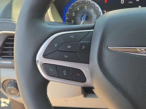 Used 2022 Chrysler Pacifica Touring-L FWD image 23
