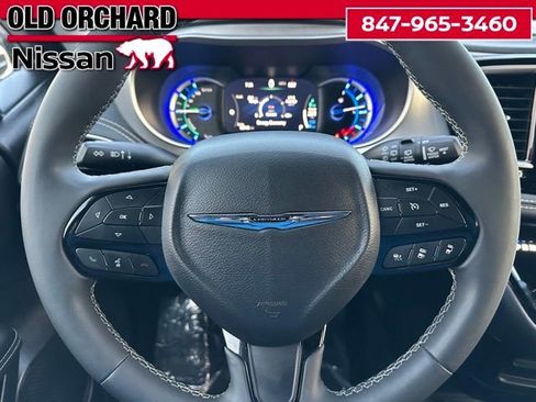 Used 2024 Chrysler Pacifica Limited FWD image 22