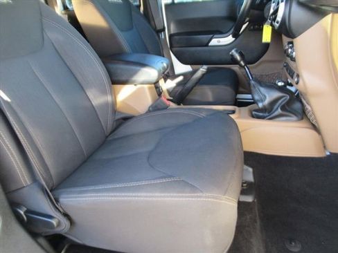 Used 2017 Jeep Wrangler Unlimited Sahara w/ Connectivity Group image 10