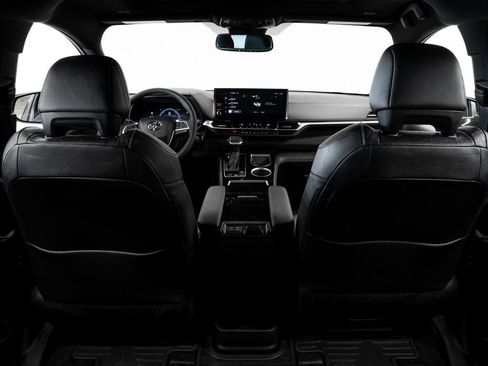 Used 2025 Toyota Sienna XLE Woodland Edition image 22