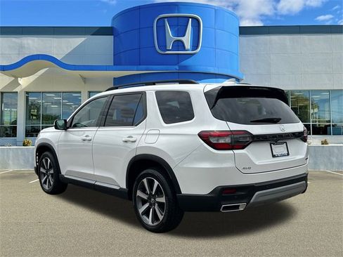 Used 2025 Honda Pilot Touring image 4
