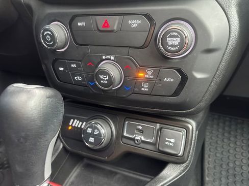 Used 2020 Jeep Renegade Trailhawk w/ Premium Leather Group image 24