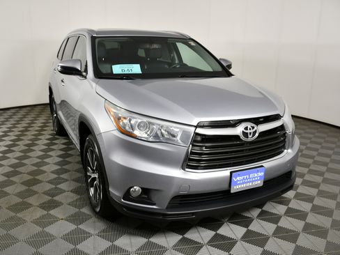 Used 2016 Toyota Highlander XLE image 3
