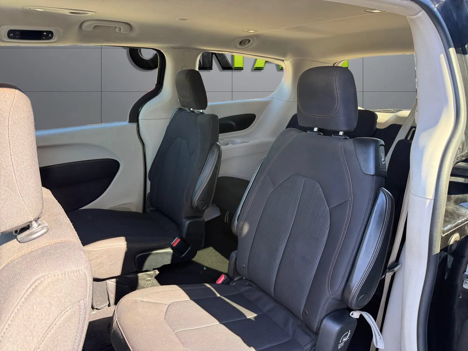 Used 2017 Chrysler Pacifica Touring FWD image 18