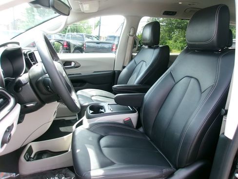 Certified 2024 Chrysler Pacifica Touring-L FWD image 7