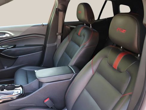Used 2025 Chevrolet Trax RS FWD image 12