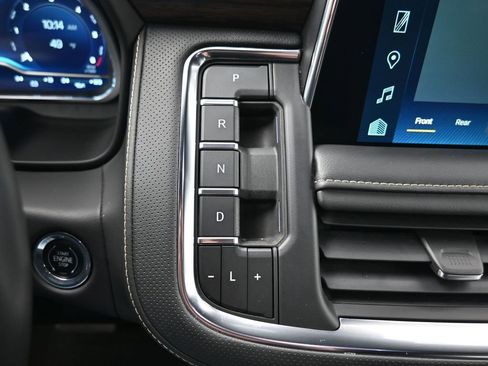 Used 2023 Chevrolet Suburban Premier AWD/4WD image 13