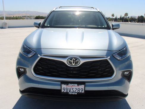 Used 2022 Toyota Highlander XLE AWD/4WD image 7