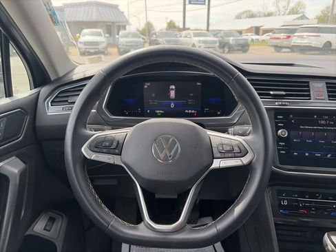 Used 2022 Volkswagen Tiguan SE w/ Panoramic Sunroof Package image 15