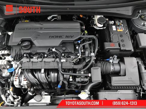 Used 2025 Hyundai Elantra SE FWD image 30