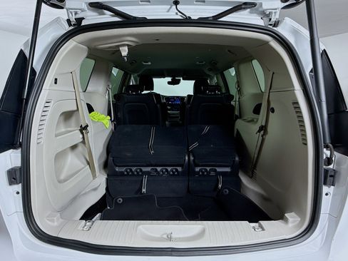 Used 2024 Chrysler Pacifica Touring-L image 33