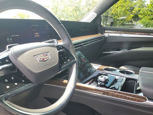 Certified 2025 Cadillac Escalade Sport Platinum AWD/4WD image 24