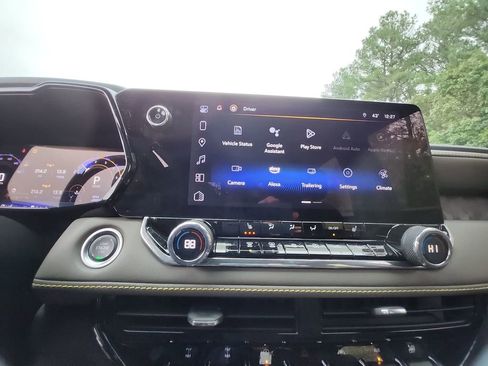 Used 2024 Chevrolet Colorado ZR2 w/ Technology Package image 18