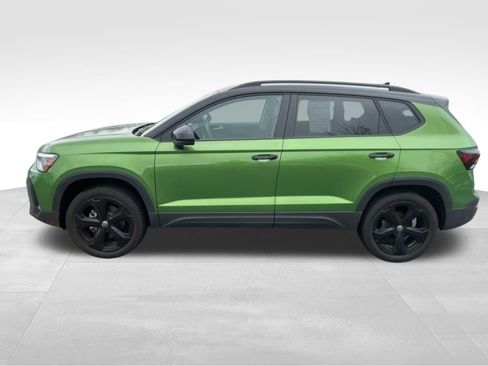 Used 2025 Volkswagen Taos SE AWD/4WD image 2
