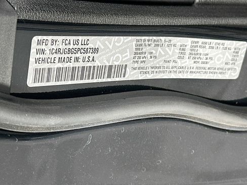 Used 2023 Jeep Grand Cherokee Limited image 12