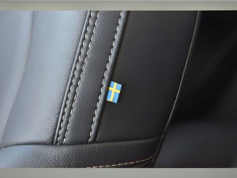 Certified 2025 Volvo XC40 B5 Plus w/ Protection Package Premier image 40