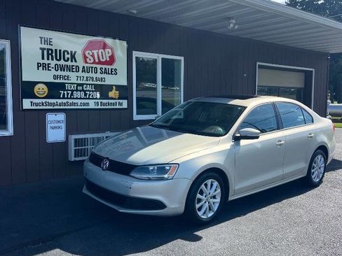 Used 2011 Volkswagen Jetta SE FWD image 2