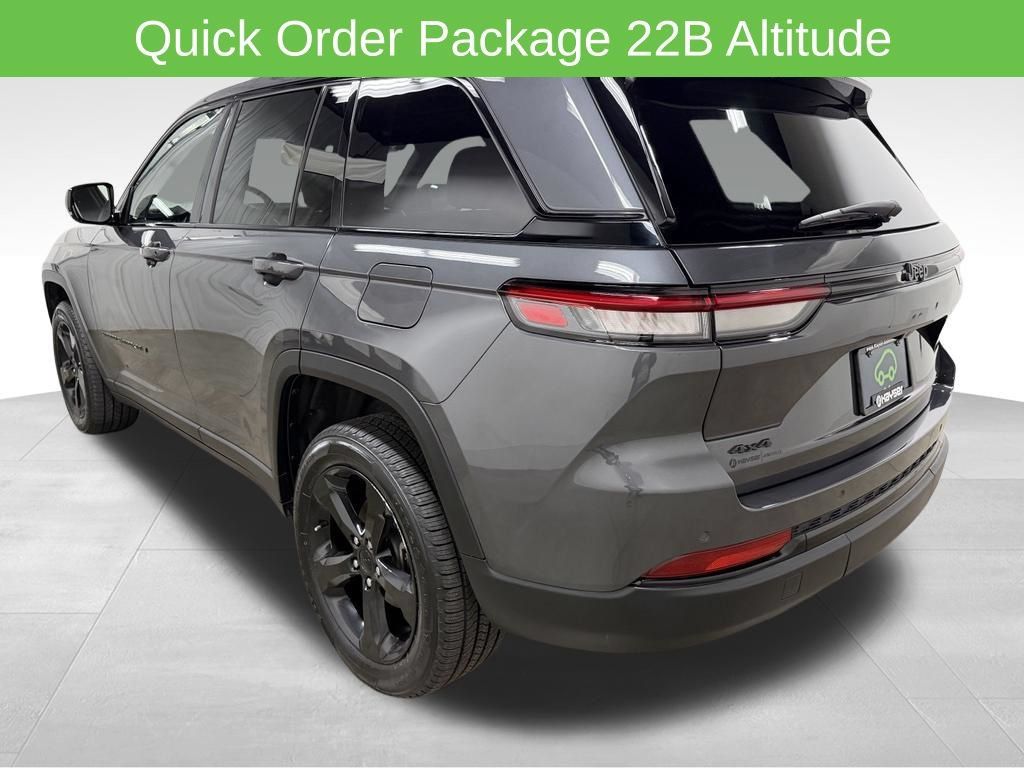 Used 2022 Jeep Grand Cherokee Altitude AWD/4WD image 7