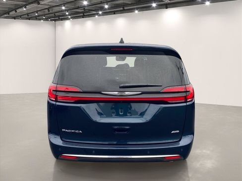 Used 2025 Chrysler Pacifica Select w/ Uconnect Theater Family Group AWD/4WD image 6