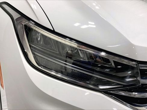 Used 2024 Volkswagen Tiguan SE w/ Panoramic Sunroof Package FWD image 29