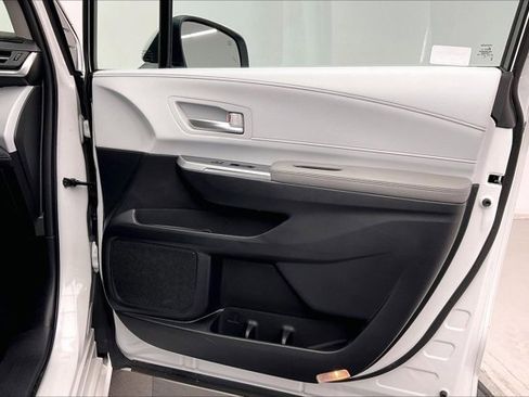 Used 2025 Toyota Sienna XLE image 27