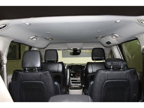 Used 2021 Chrysler Pacifica Touring-L image 21