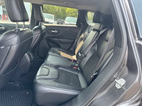 Used 2019 Jeep Cherokee Trailhawk w/ Cold Weather Group AWD/4WD image 13