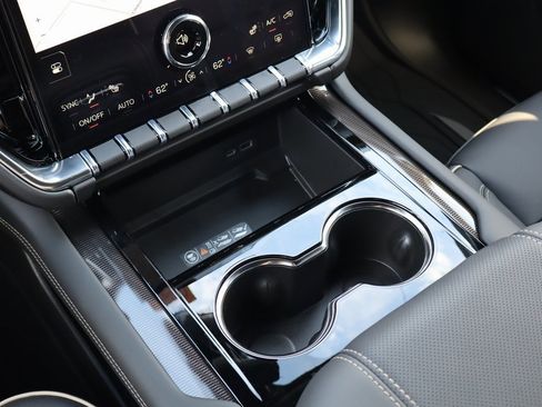 New 2025 GMC Yukon XL Elevation image 18