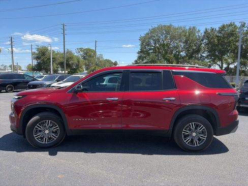Used 2025 Chevrolet Traverse LT image 4