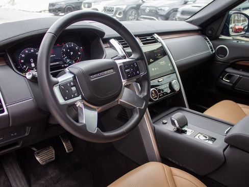 Used 2024 Land Rover Discovery Dynamic SE image 11