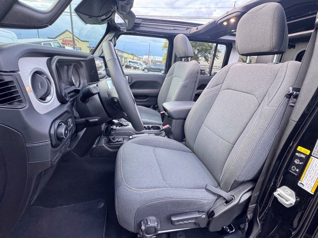 Used 2026 Jeep Wrangler Unlimited Sahara AWD/4WD image 14