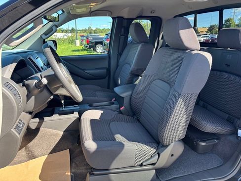 Used 2013 Nissan Frontier SV w/ SV Value Truck Pkg AWD/4WD image 11